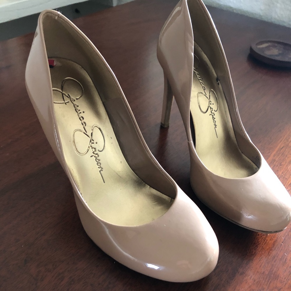 Jessica Simpson size 6 cream pumps